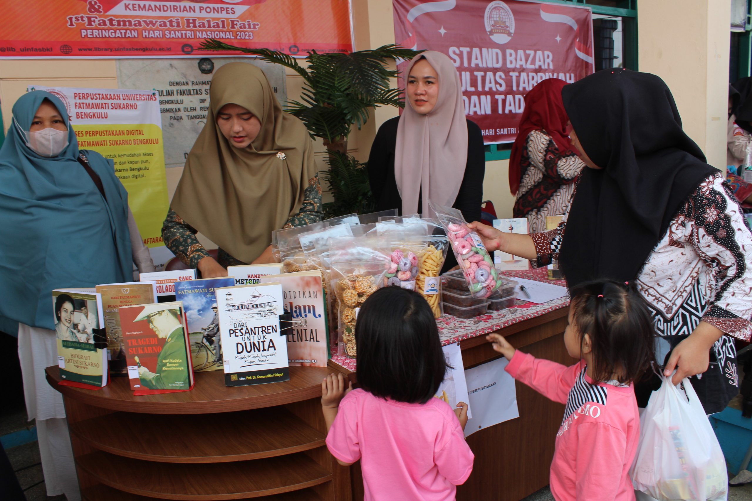 You are currently viewing PAMERAN UIN FAS BENGKULU EXPO MEMPERINGATI HARI SANTRI NASIONAL 2023