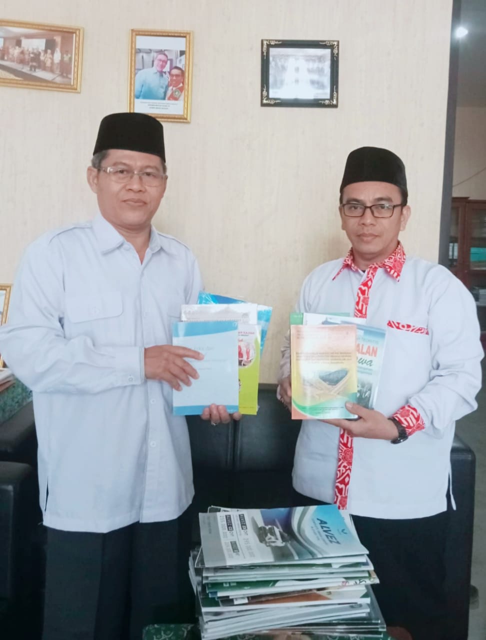 Read more about the article Prof. Dr. H. Zubaedi, M.Ag., M.Pd. SUMBANGKAN 56 EKSAMPLAR BUKU DAN MAJALAH KE PERPUSTAKAAN  UIN FAS BENGKULU